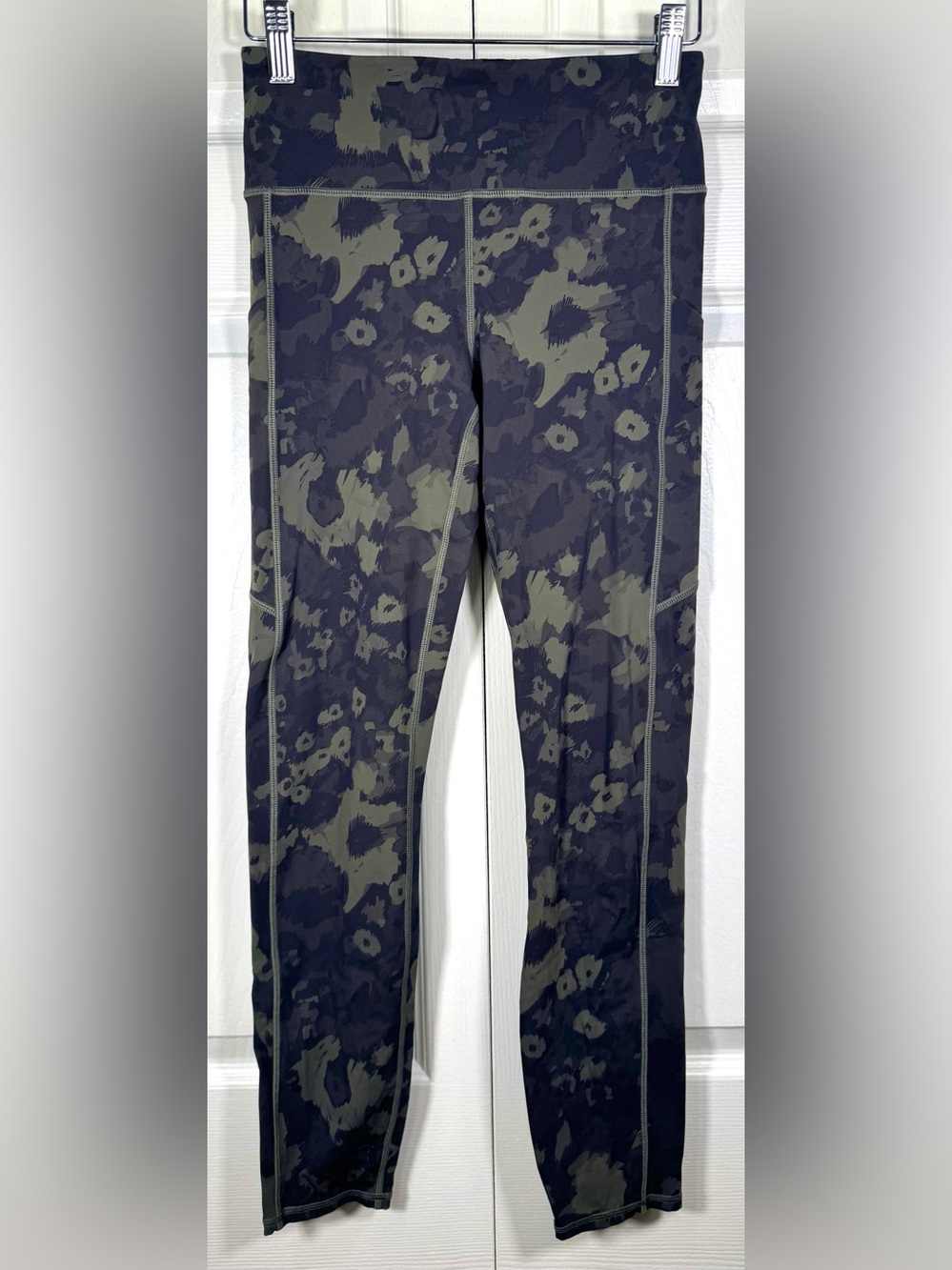 Vuori Stride Leggings Oregano Camo Flower Green 7/8 Pocket Leggings est size XS